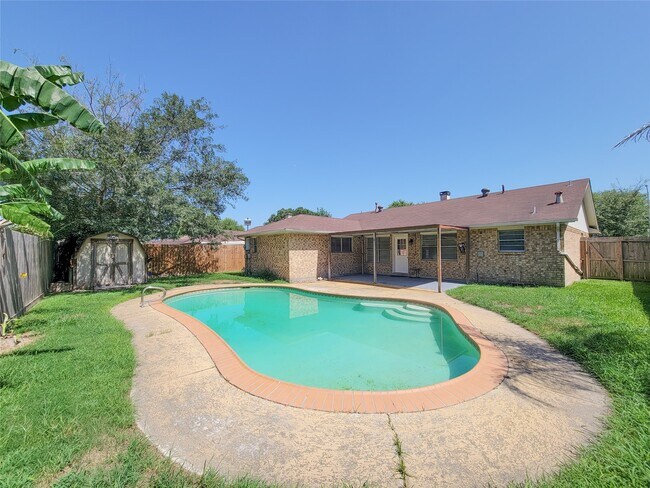 Building Photo - 409 S Travis