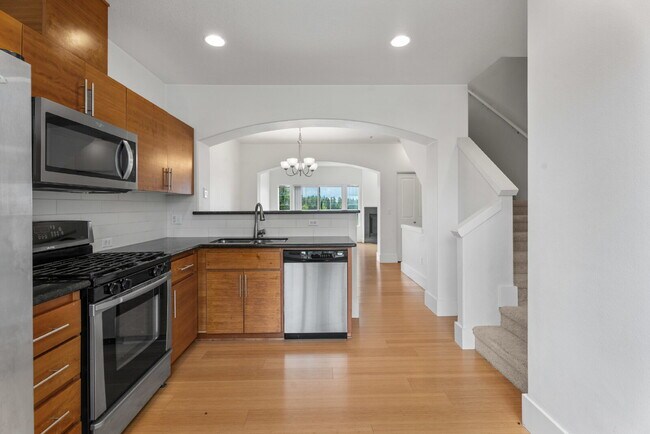 Building Photo - Spacious 3-Level Townhome for Rent in Prim...