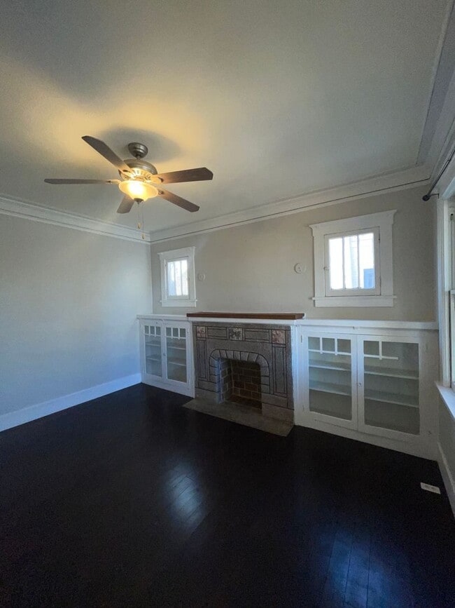 Building Photo - Great Location!