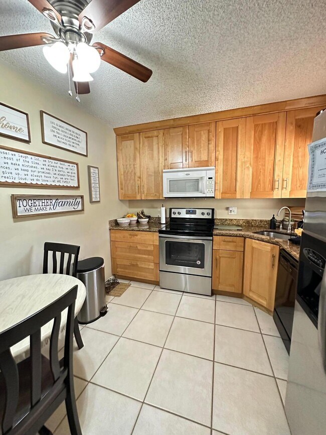 Building Photo - 4509 Carambola Cir S