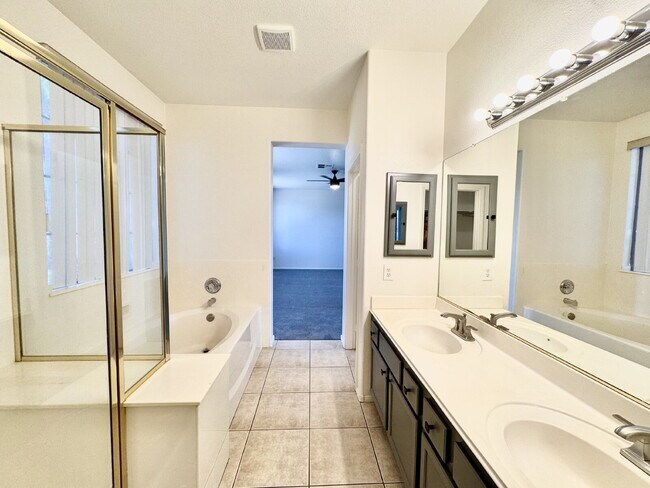 Building Photo - Spacious 4BD/3BA NLV Home with Downstairs ...