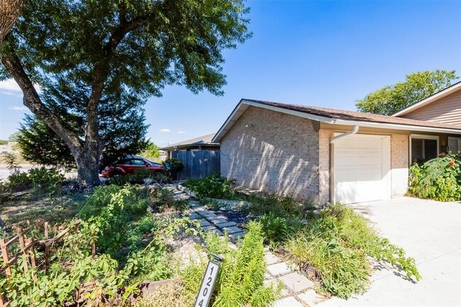 Building Photo - 1204 Woodfield Dr