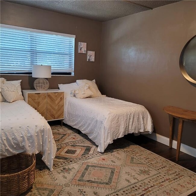 Building Photo - 900 River Reach Dr