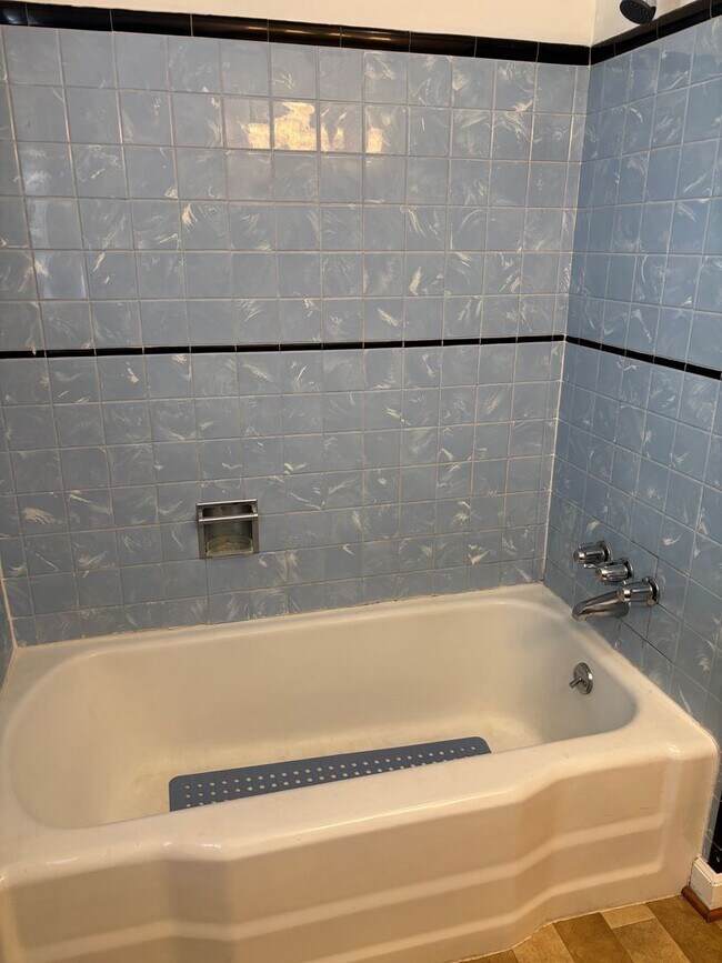 Building Photo - 3 BED, 1 BATH BRICK HOME