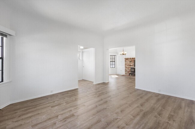 Building Photo - 1087 Park Ave