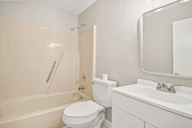 Building Photo - 500 Fairway Village Dr