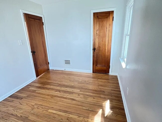 Building Photo - Walking Distance from Downtown!!!