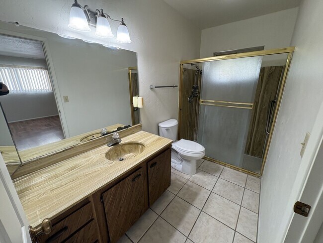 Building Photo - Eastside townhome, convenient location