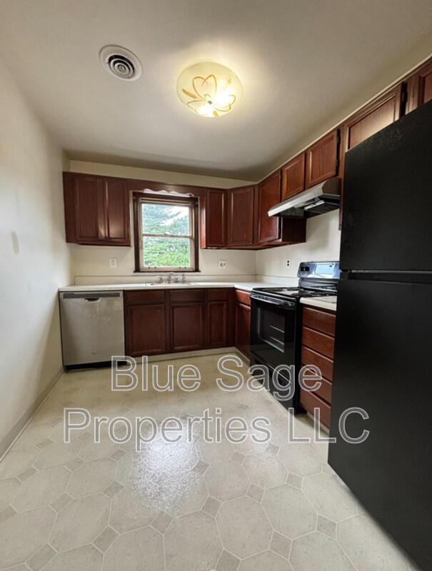 Building Photo - 2419 3rd Ave