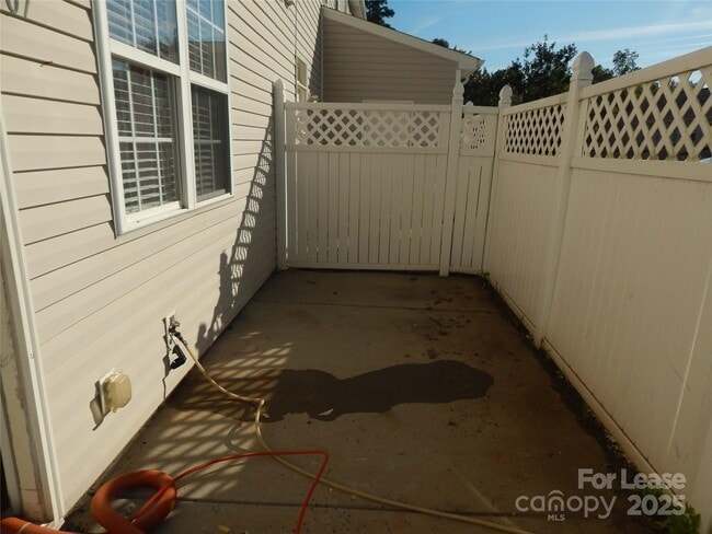 Building Photo - 307 Alabarda Ln