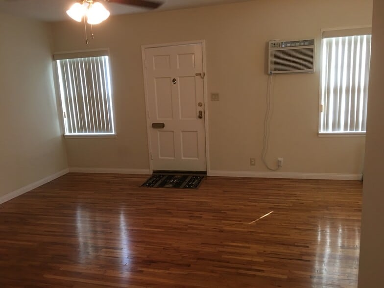 Building Photo - 10639 Ayres Ave