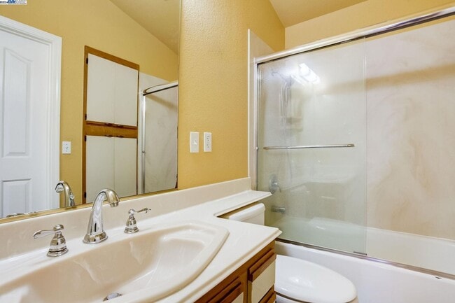 Building Photo - GREAT END UNIT, IMMACULATE SINGLE STORY, WITH LAMINATE FLOORING THROUGH OUT... 2 BEDS/1.5 BATH