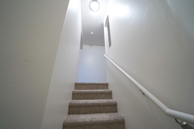 Building Photo - Remodeled 3 Bed / 2.5 Bath Townhome in Great Location