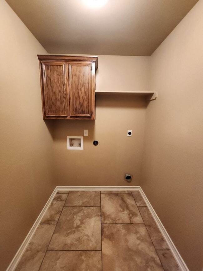 Building Photo - Beautiful 3 bed/2 bath Duplex off of Bunny...