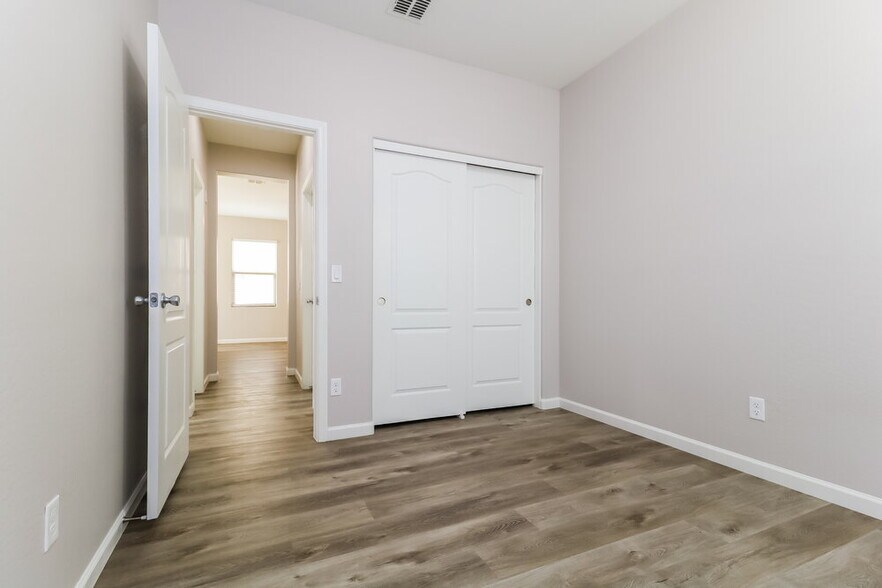 Building Photo - 4845 S 243rd Dr