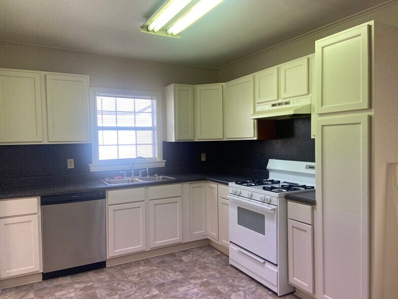 Building Photo - 147 E Elmwood St