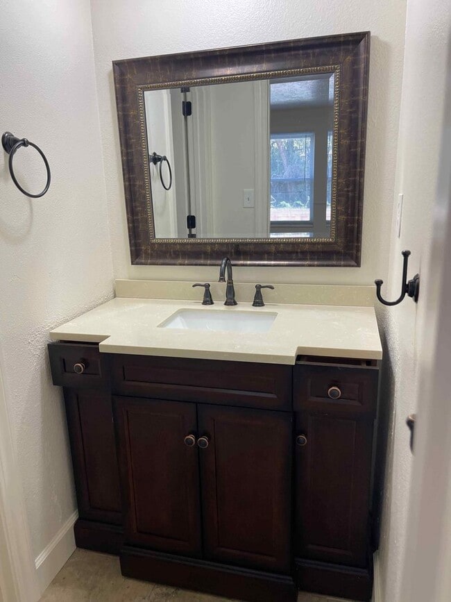 Building Photo - HAS IT ALL!  One Bedroom Condo; Murray; /Garage & Pool