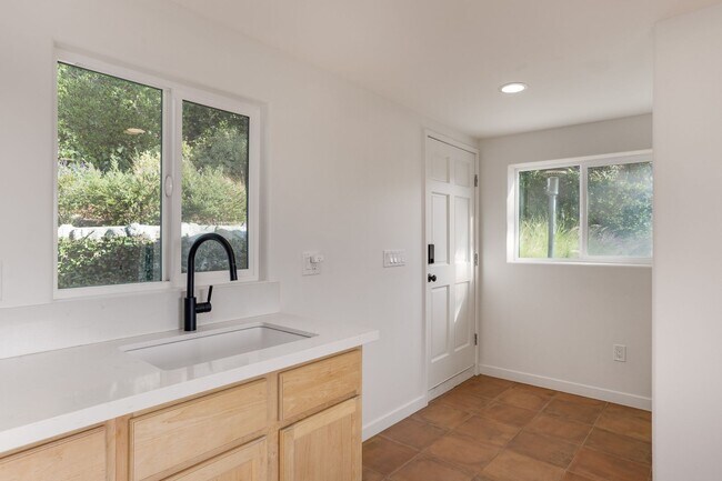 Building Photo - Charming Spanish Style Home in Silver Lake...