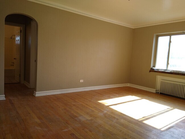 Building Photo - Charming Large 1 Bedroom in the Heart of the City