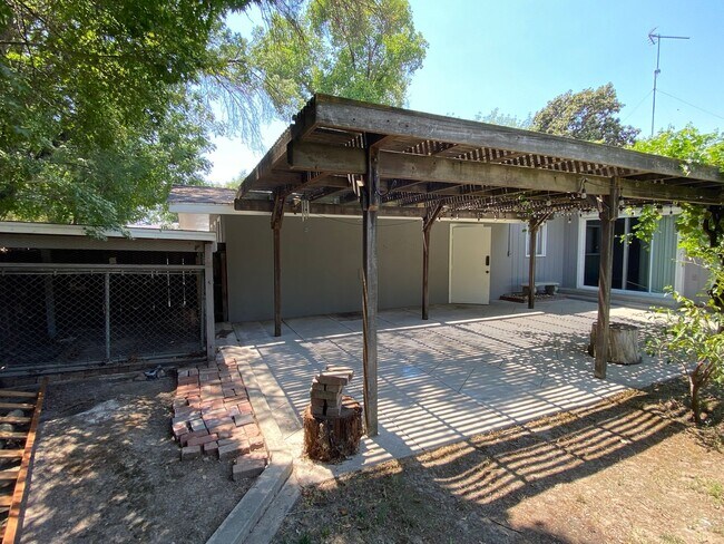 Building Photo - Spacious Visalia home in a well establishe...