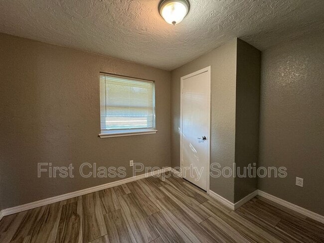 Building Photo - 3524 Hillside Dr