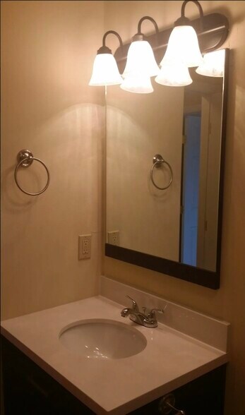 Building Photo - 1024 Sumac Cir