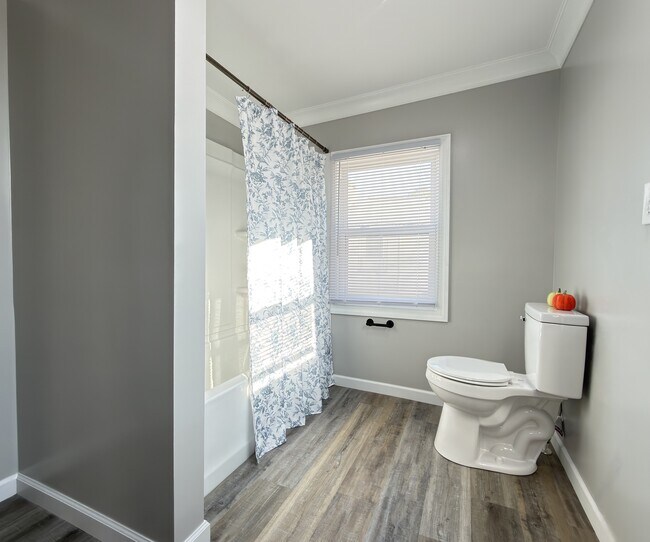 Building Photo - 510 S Sycamore St