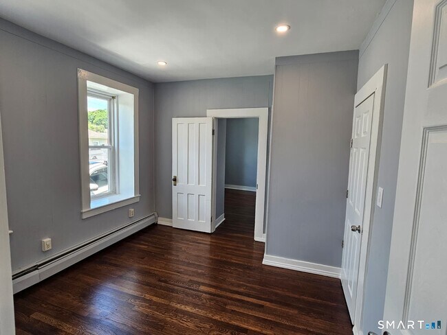 Building Photo - 301 Roosevelt Dr