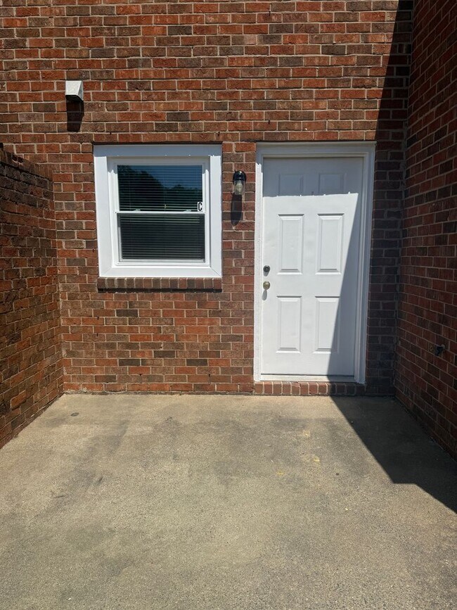 Building Photo - Adorable 2 Bedroom Convenient to I-29, Shopping & More!