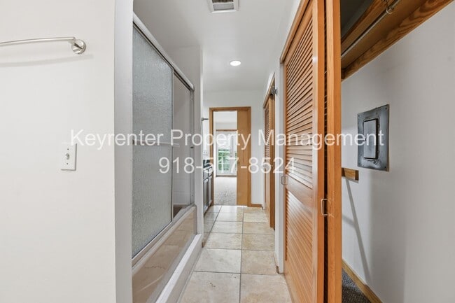Building Photo - 2 Bed 2.5 Bath Right off Cherry Street!!