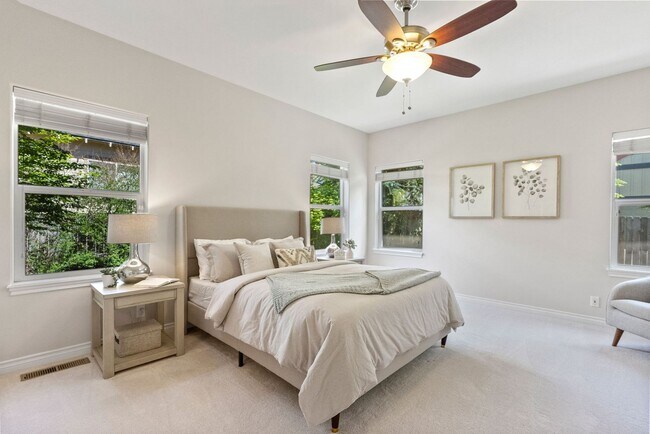 Building Photo - Charming Awbrey Butte Home Available NOW
