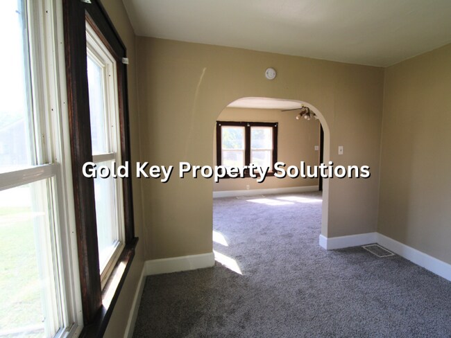 Building Photo - Spacious 2 BR 1 BA House with Nice Covered...