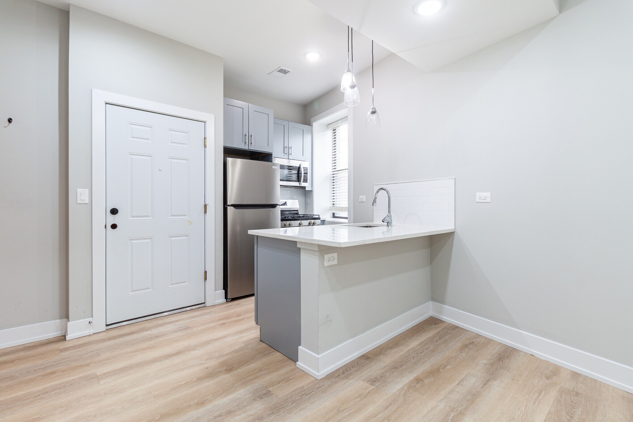 Building Photo - 437 W Belden Ave