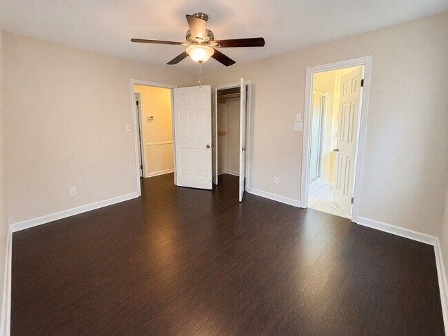 Building Photo - 813 Branchwood Dr