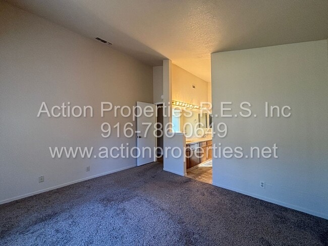 Building Photo - Cozy 3 Bed, 2 Bath - Single Story - New Paint - Large Garage - Close to Shopping, Schools and Parks!