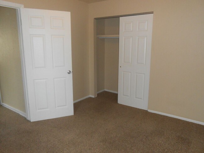 Building Photo - 2 Bed 1 Bath Apartment Near Lincoln Park
