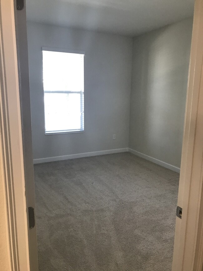 Building Photo - Large 4/3 Lake Front Executive Home with 3...