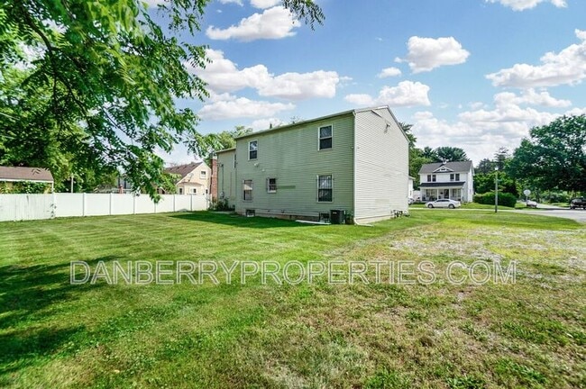 Building Photo - 1103 Searles Rd