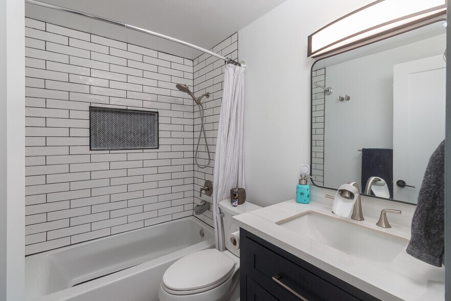 Building Photo - 27222 Plumwood Ave