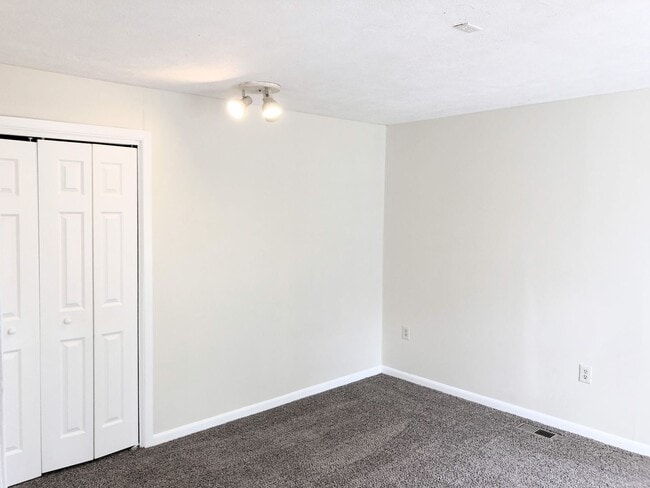 Building Photo - 3 bed, 1 bath Home