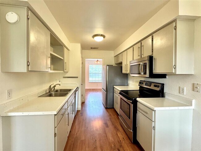 Building Photo - 1501 Greenfield Dr