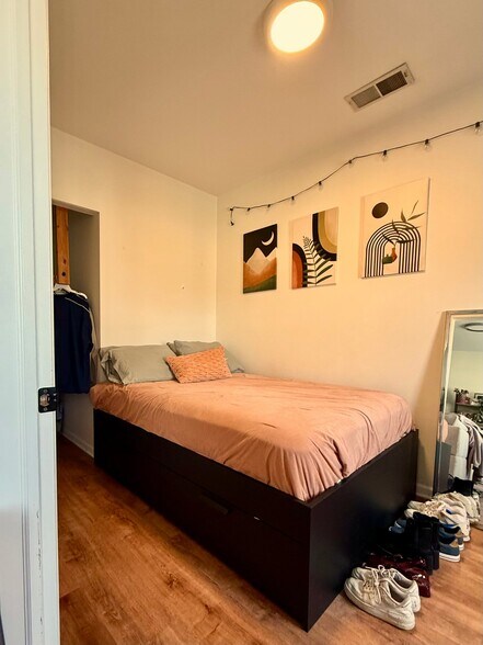 Building Photo - 2958 S Throop St