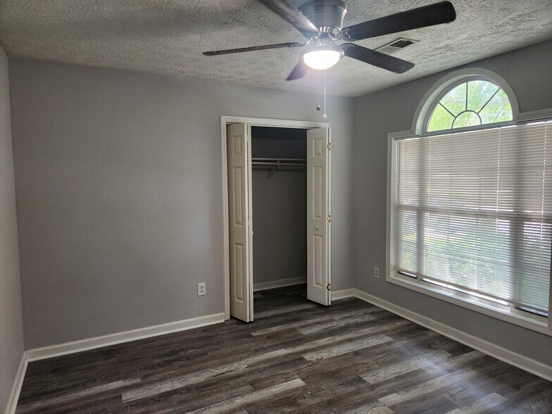Building Photo - 482 Grove Hill Dr