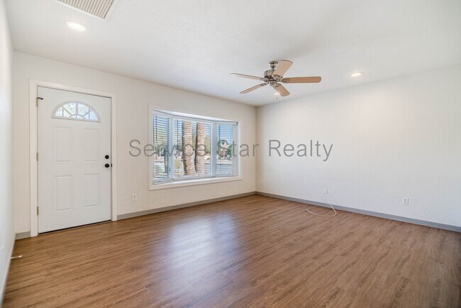 Building Photo - 2609 E Aster Dr