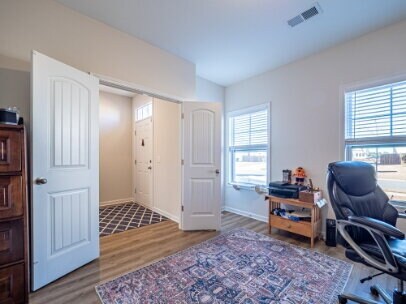 Building Photo - HUGE Owner's Suite!