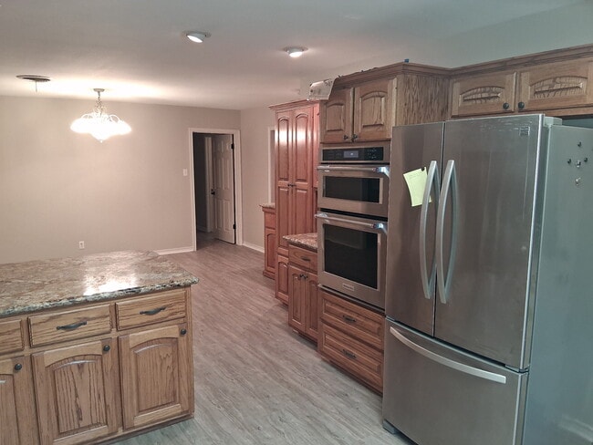 Building Photo - 4606 Begonia St