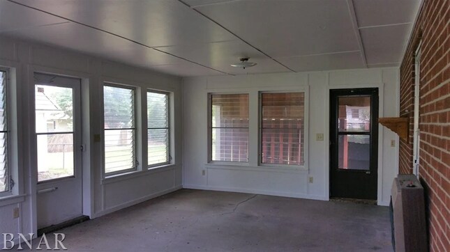 Building Photo - 806 S Cottage Ave