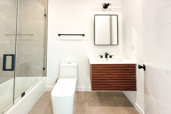 Building Photo - 13843 Burbank Blvd