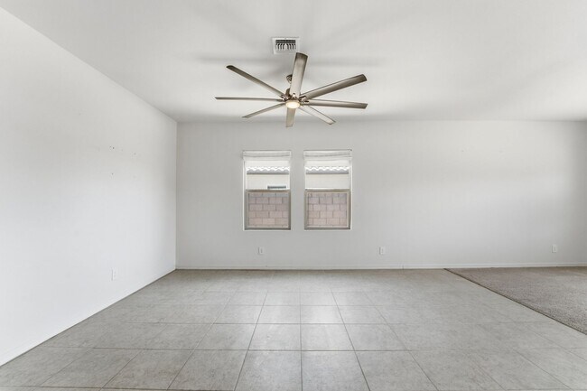 Building Photo - Modern Litchfield Park Home | 4 Bed, RV Gate + Open Kitchen