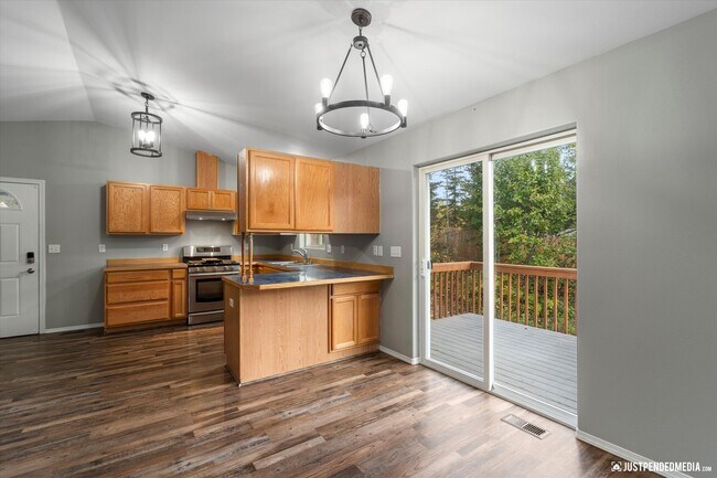 Building Photo - 3 Bedroom W/ Mother in Law Suite | 2 Bathr...